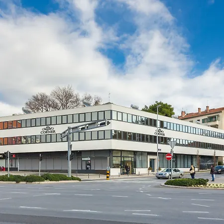 Corner 4* Σπλιτ