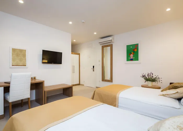 Corner Hotel 4*