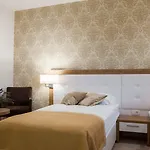 Corner Hotel 4*