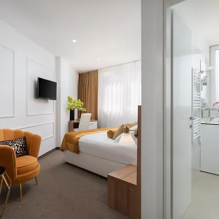 Corner Hotel 4*
